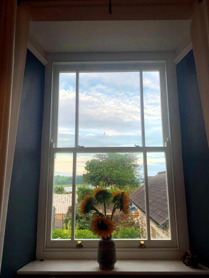 Dylan Thomas Sea View Bed & Breakfast Laugharne Bagian luar foto